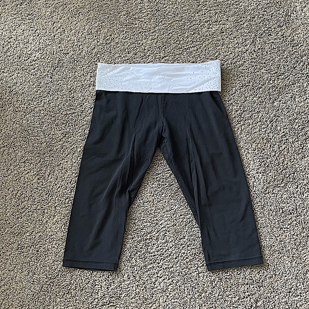 Victoria secret PINK women’s yoga capris. Size medium.